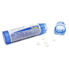 Textura de los pellets Boiron Chamomilla mostrada en primer plano, facilidad de disolución sublingual