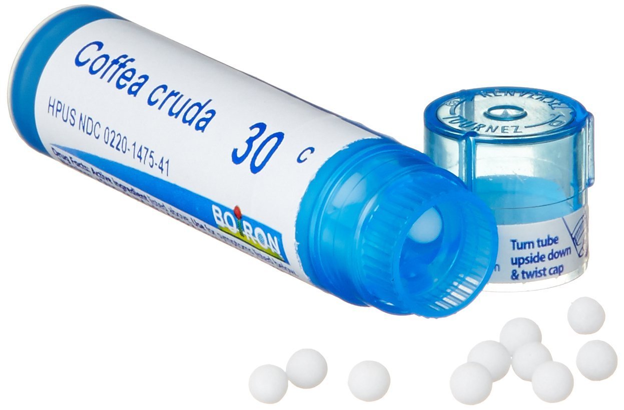 Boiron Coffea Cruda persona colocando pelota bajo lengua, uso cómodo inmediato