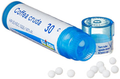 Boiron Coffea Cruda persona colocando pelota bajo lengua, uso cómodo inmediato