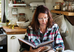 Boost Eyewear gafas en uso leyendo un libro demostrando confort para lecturas prolongadas