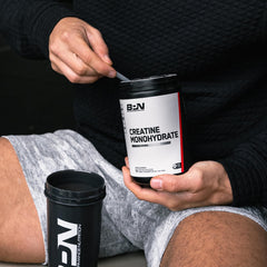 BARE PERFORMANCE NUTRITION deportista usando Creapure, respaldo para entrenamientos intensos