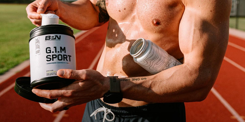 BARE PERFORMANCE NUTRITION atleta consumiendo durante carrera para mantener energía