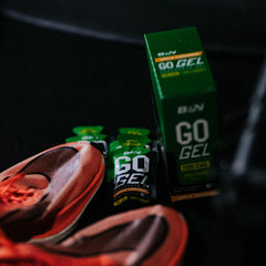 BARE PERFORMANCE NUTRITION gel junto a vaso de agua para mejor absorción