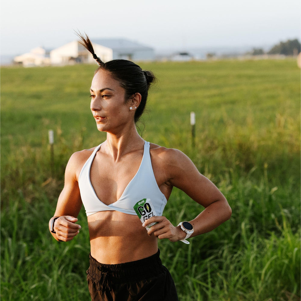 Atleta en entrenamiento con BPN Go Gel en escena de estilo de vida mostrando recuperación y energía