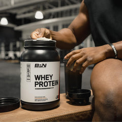 BARE PERFORMANCE NUTRITION producto en entorno de gimnasio, ideal para recuperación