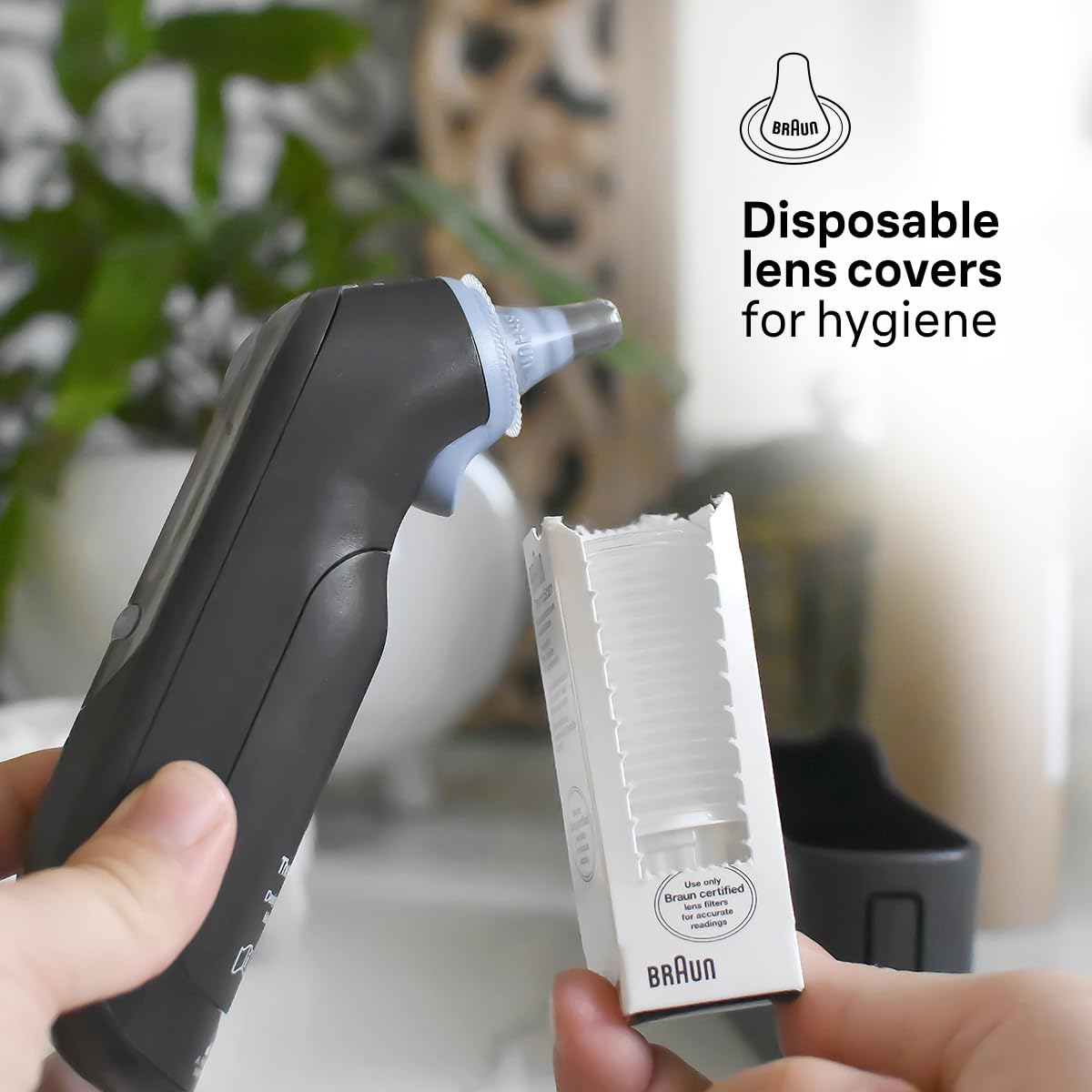 Braun ThermoScan 7 comparación de tamaño en mano para escala
