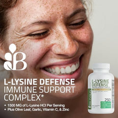 Cápsulas Bronson L-Lysine Defense en mano para comparar tamaño y dosificación clara