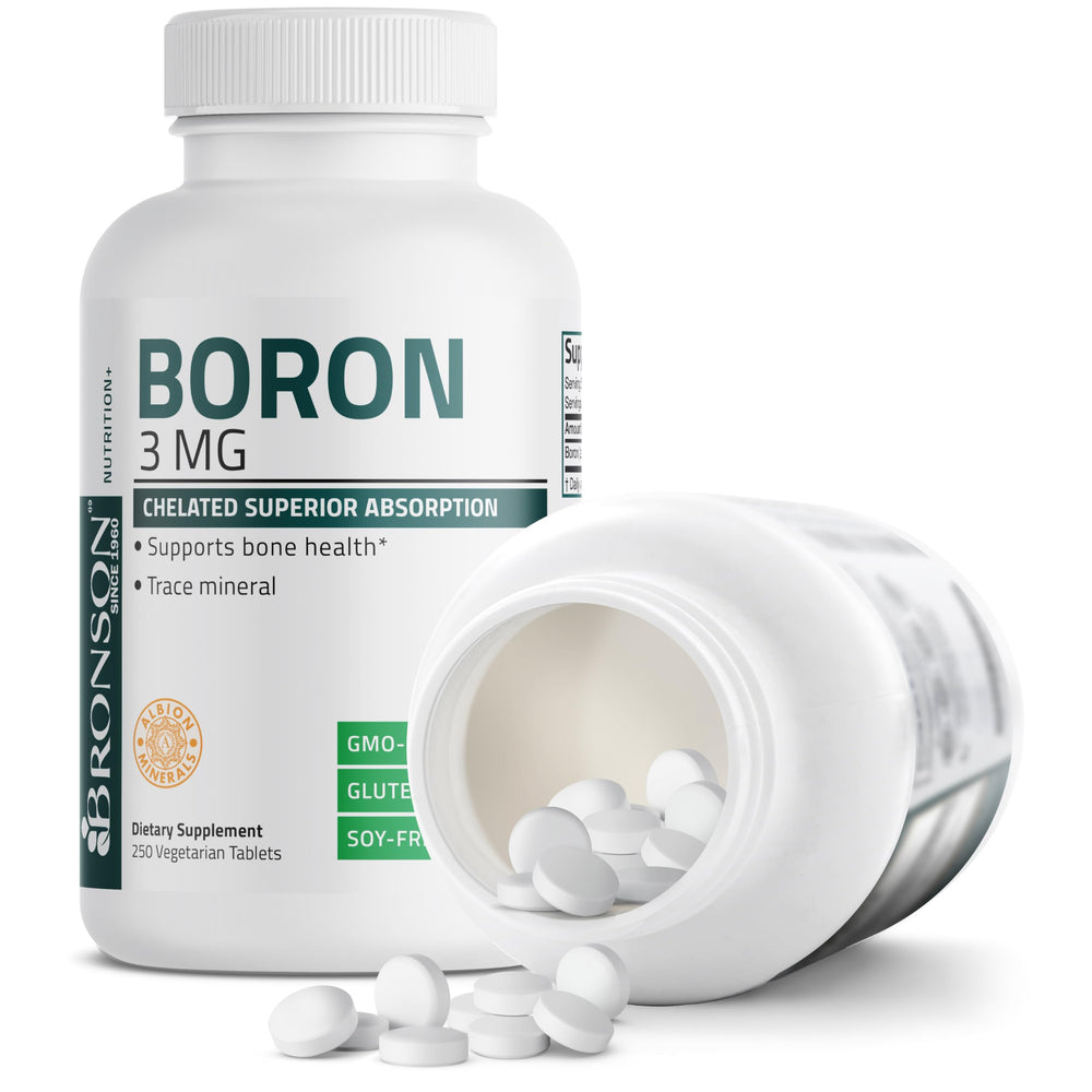 Bronson mano sosteniendo tableta para comparar tamaño y facilidad