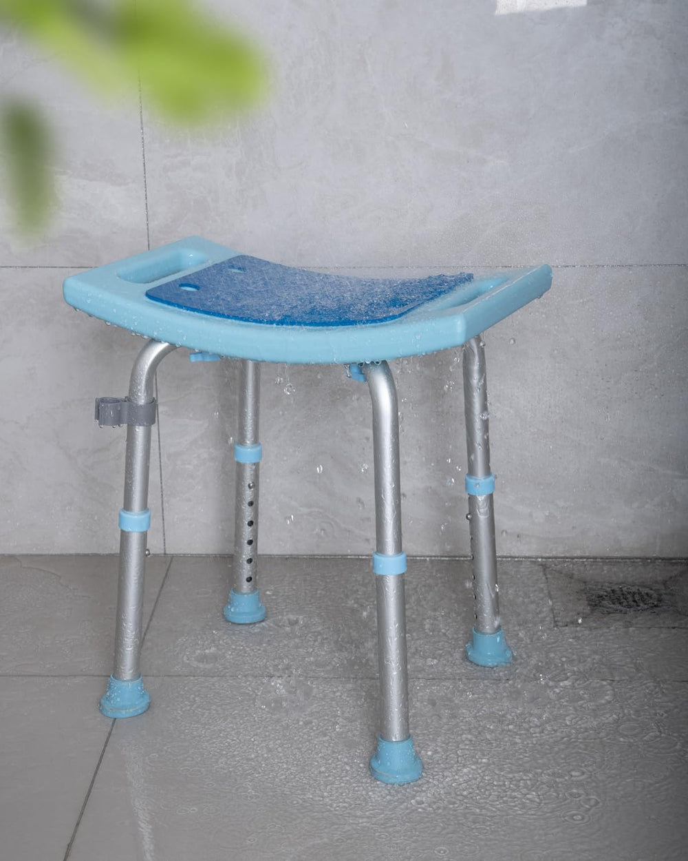 Brosive comparación de tamaño para mostrar ajuste en bañera pequeña