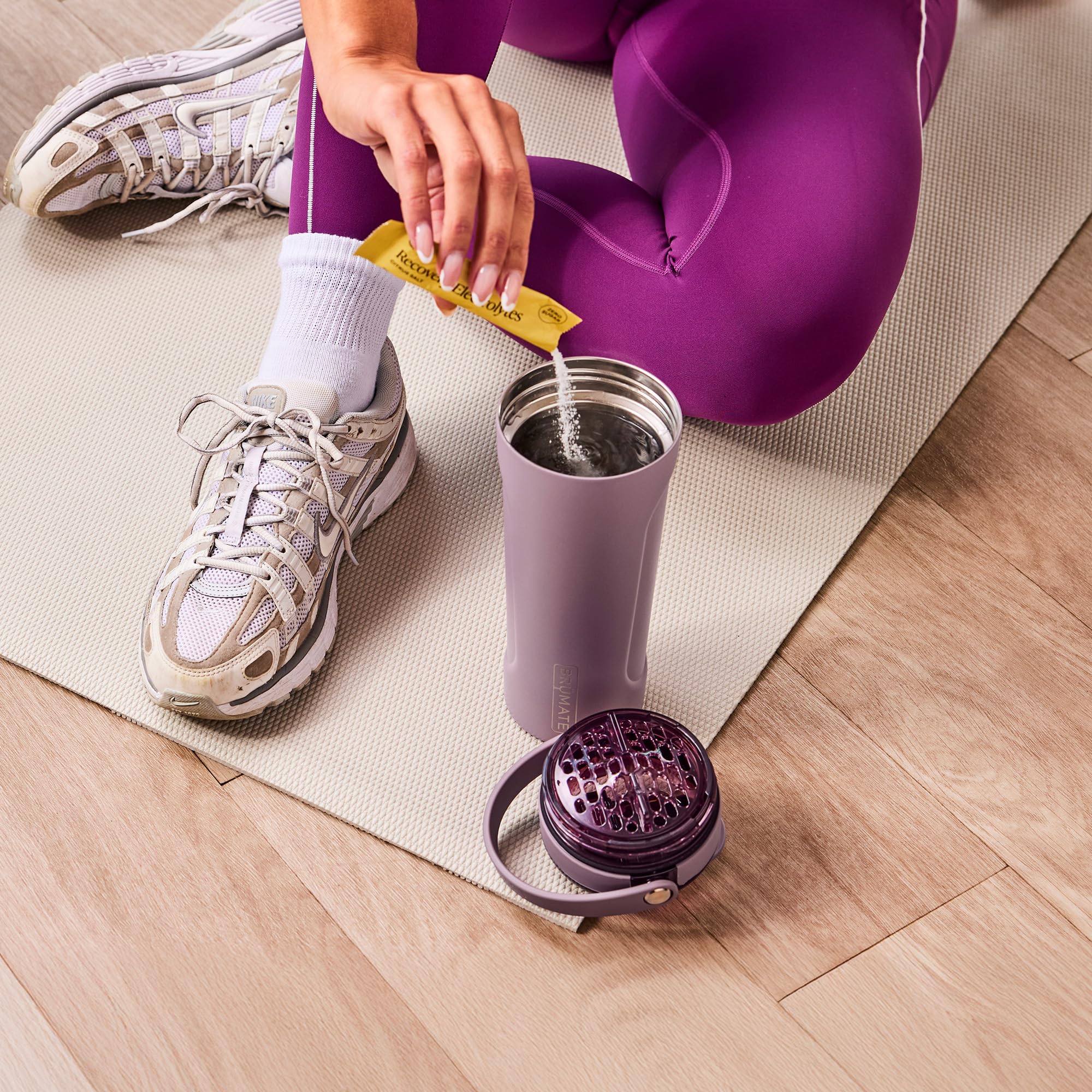 BrüMate MultiShaker en entorno de gimnasio evidenciando aislamiento y rendimiento