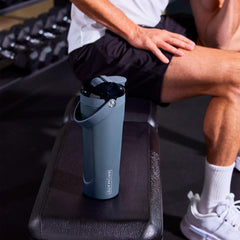 MultiShaker BrüMate en mano listo para beber, facilidad de transporte y uso