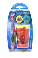 Brush Buddies frontal del paquete mostrando personajes Cars y beneficios de higiene