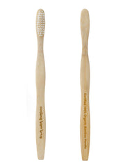 Cepillo Brush with Bamboo en uso junto al lavabo muestra tamaño y ergonomía