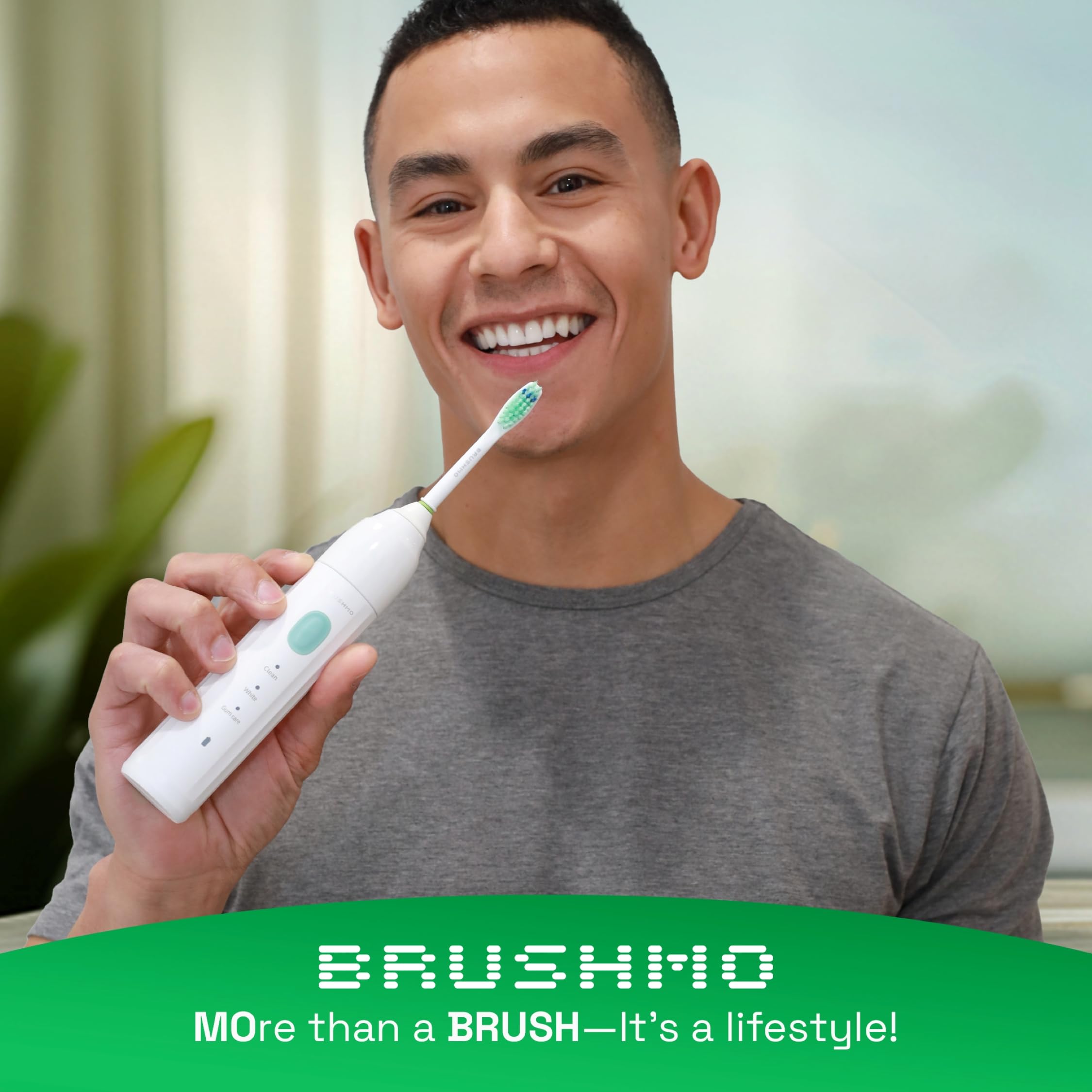 Brushmo cepillo junto a una mano para comparar tamaño y mostrar portabilidad y ergonomía