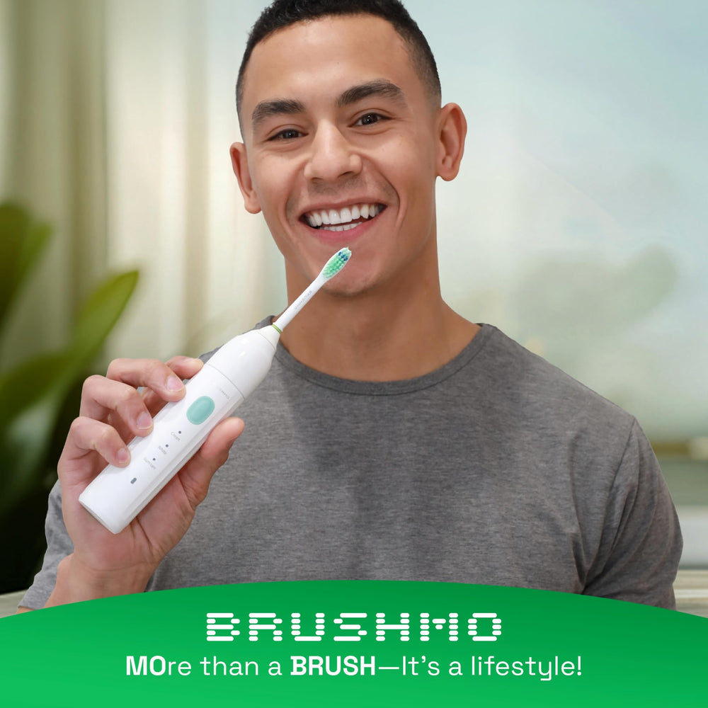 Brushmo cepillo junto a una mano para comparar tamaño y mostrar portabilidad y ergonomía