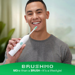 Brushmo cepillo junto a una mano para comparar tamaño y mostrar portabilidad y ergonomía