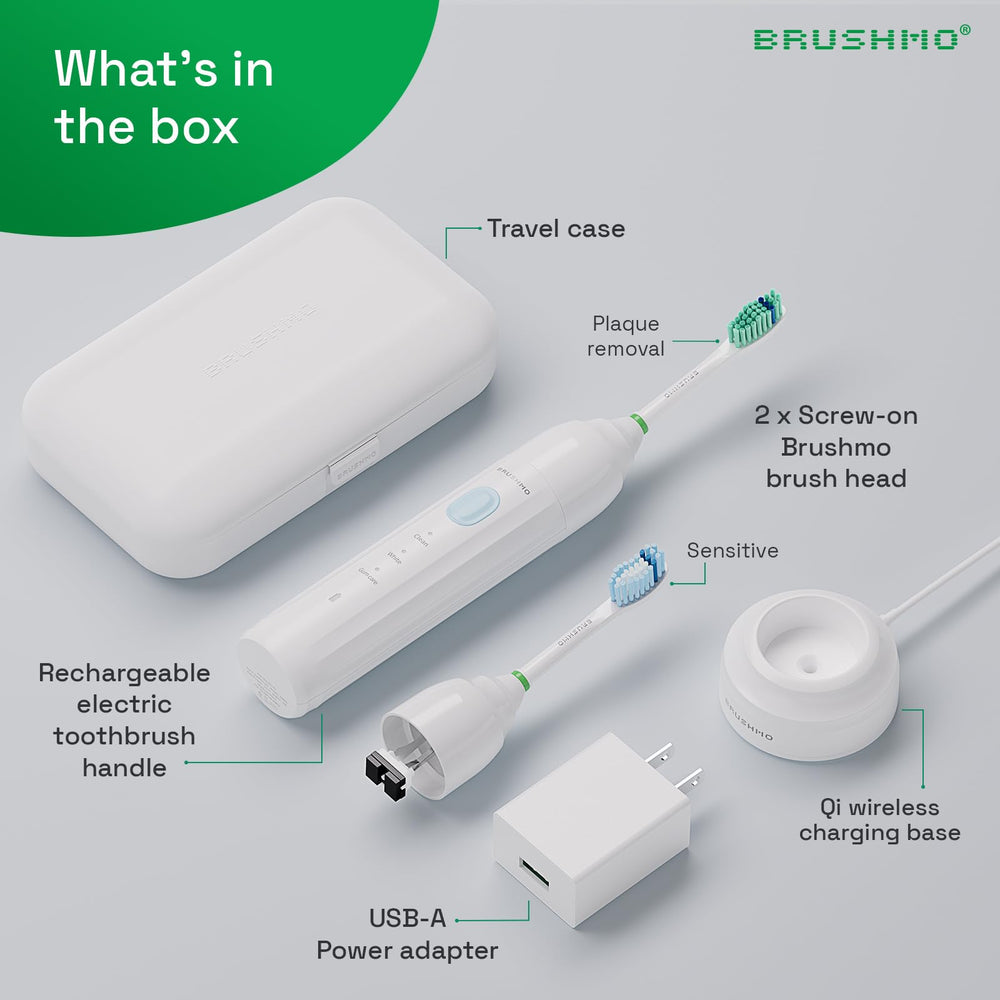 Brushmo persona usando el cepillo eléctrico en el lavabo para limpieza diaria efectiva