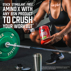 BSN AMINOx en botella junto a pesas en gimnasio para rendimiento