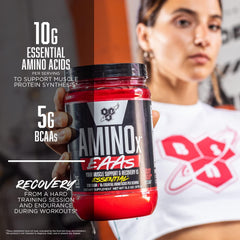 Vaso con bebida BSN Amino X en entrenamiento, marca y apoyo a resistencia durante ejercicio