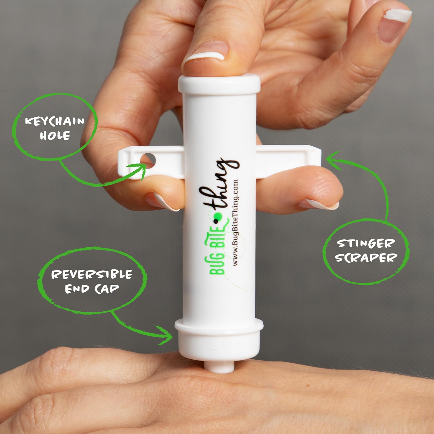 BUG BITE THING junto a llave para comparar tamaño, fácil de llevar