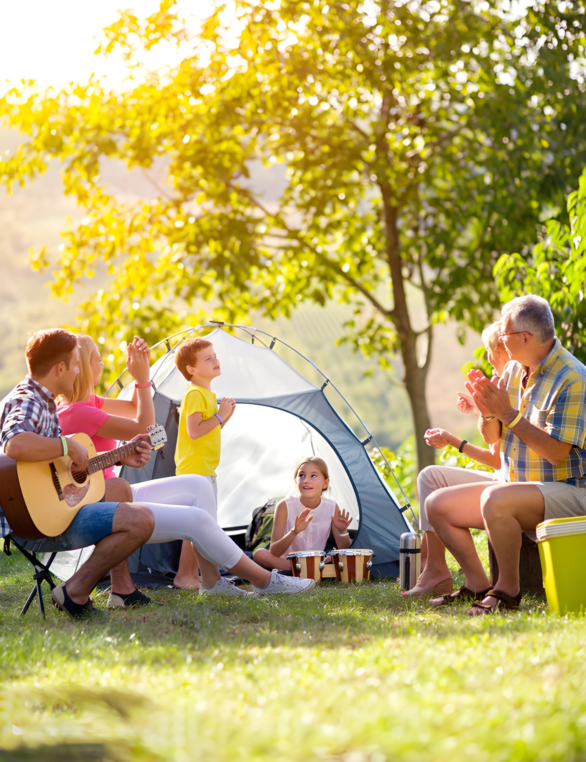 BuggyBands familia al aire libre usando pulseras en camping