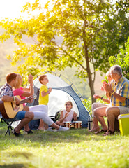 BuggyBands familia al aire libre usando pulseras en camping