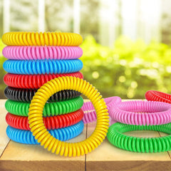 BuggyBands en tobillo junto a botas de senderismo, útil en excursiones