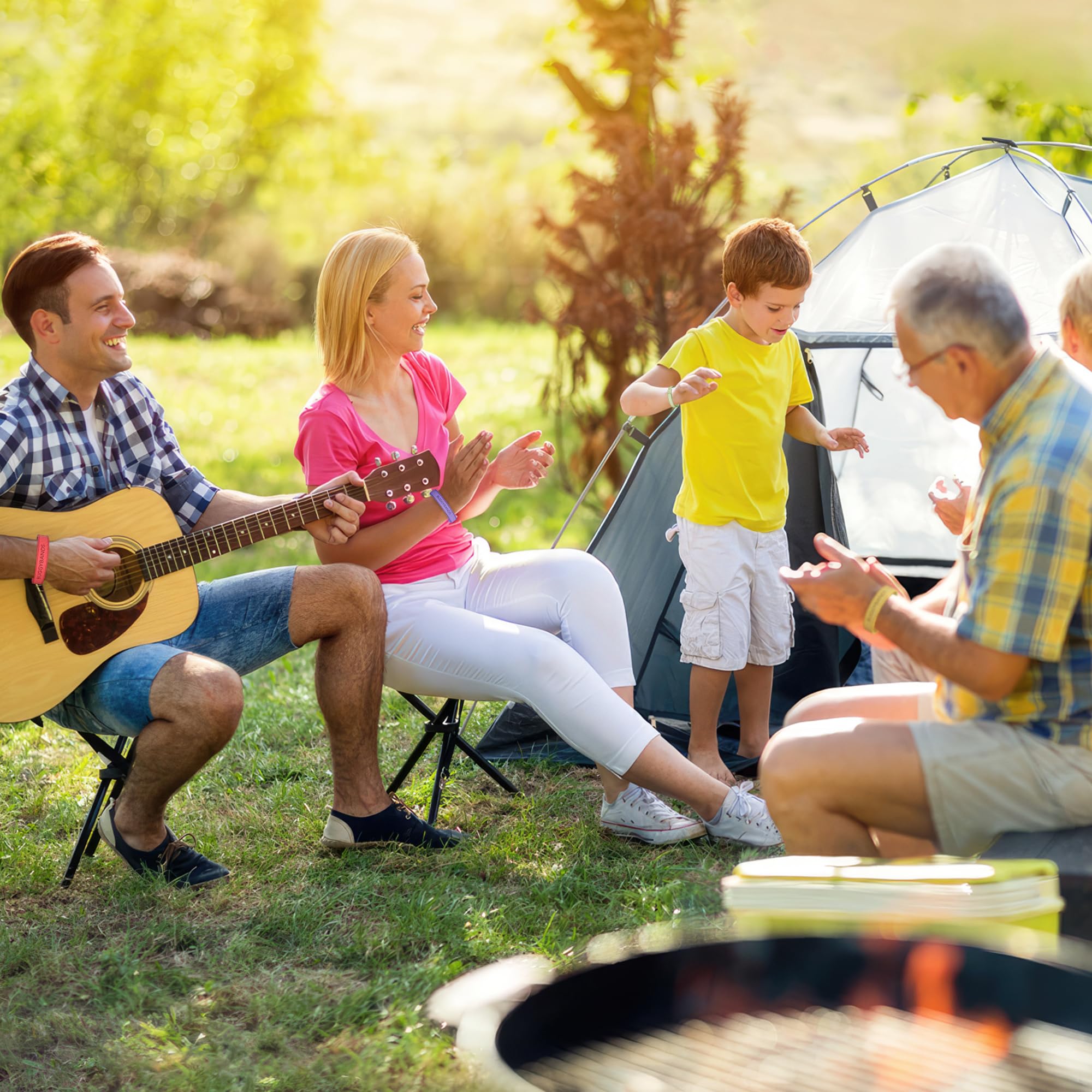 Familia con BuggyBands en camping resaltando conveniencia para actividades externas