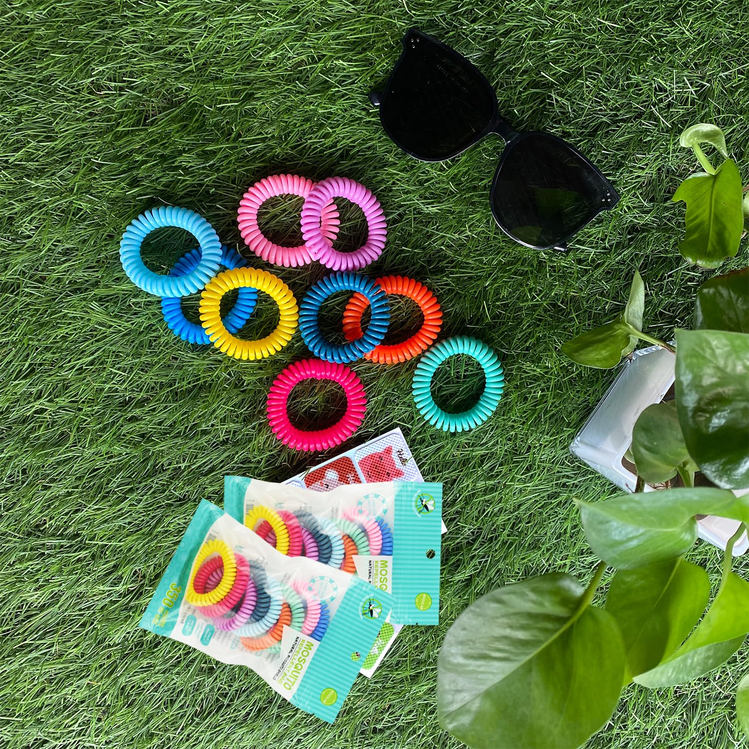 Escena de camping con BuggyBands en mesa, práctico para viajes y actividades al aire libre