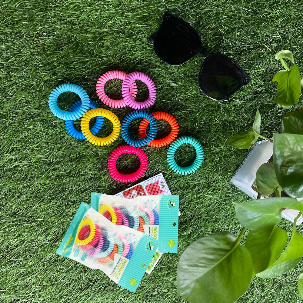 Escena de camping con BuggyBands en mesa, práctico para viajes y actividades al aire libre