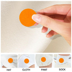 Sticker BuggyBands pegado en pantalón demostrando uso en prendas y barrera aromática