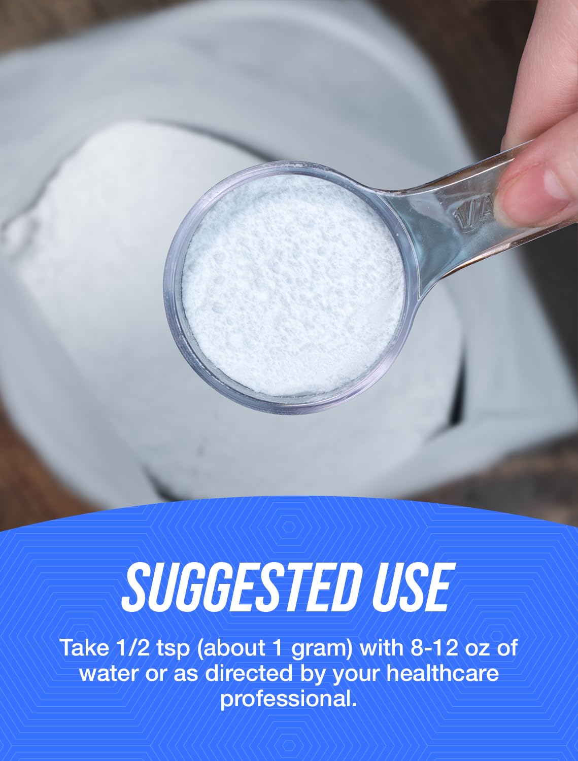 BulkSupplements paquete 500 g al lado de una cuchara para comparar tamaño y porciones