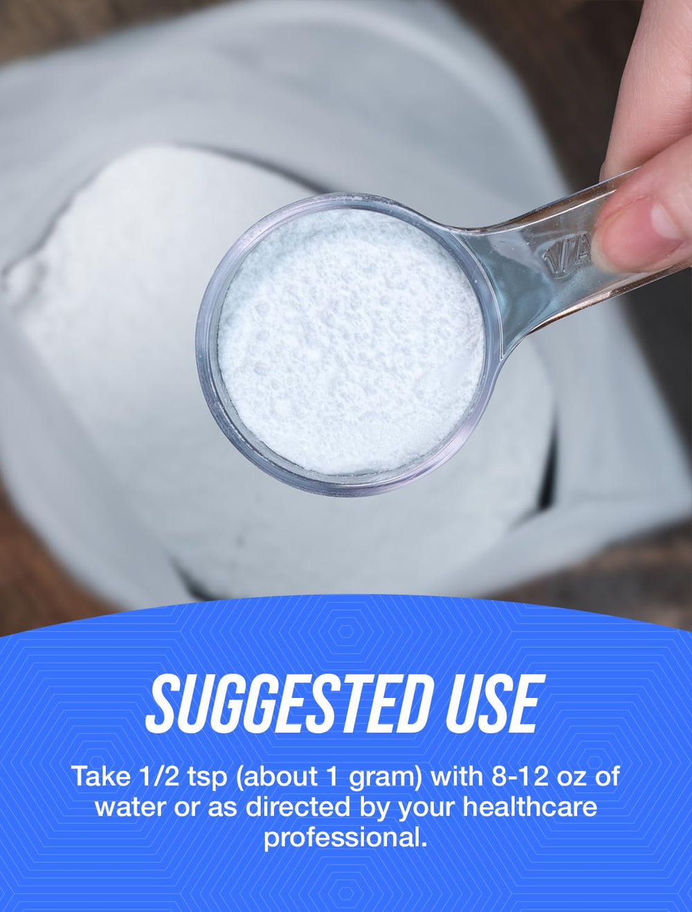 BulkSupplements paquete 500 g al lado de una cuchara para comparar tamaño y porciones