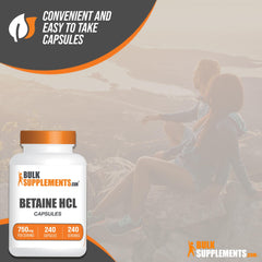 BulkSupplements envase abierto con cápsulas dispersas indicando cantidad por bote