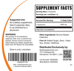 BulkSupplements cápsulas en una rutina diaria junto a botella de agua y libreta