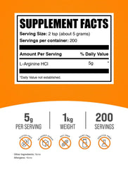 BulkSupplements vista de la textura del polvo de L-Arginina, fácil de mezclar