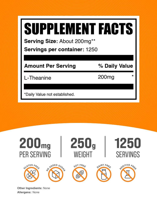 BulkSupplements textura de polvo L-Theanine en cuchara, pureza y fácil disolución