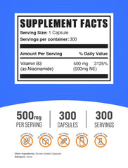 BulkSupplements detalle de cápsula de niacinamida mostrando textura y facilidad de ingestión