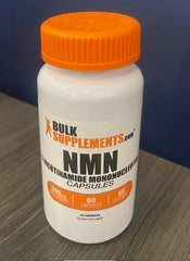 BulkSupplements cápsula junto a moneda para comparar tamaño y portabilidad