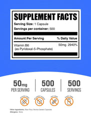 BulkSupplements cápsula en mano para comparar tamaño y facilitar la toma diaria
