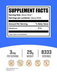 BulkSupplements textura del polvo de melatonina en primer plano, fácil de mezclar