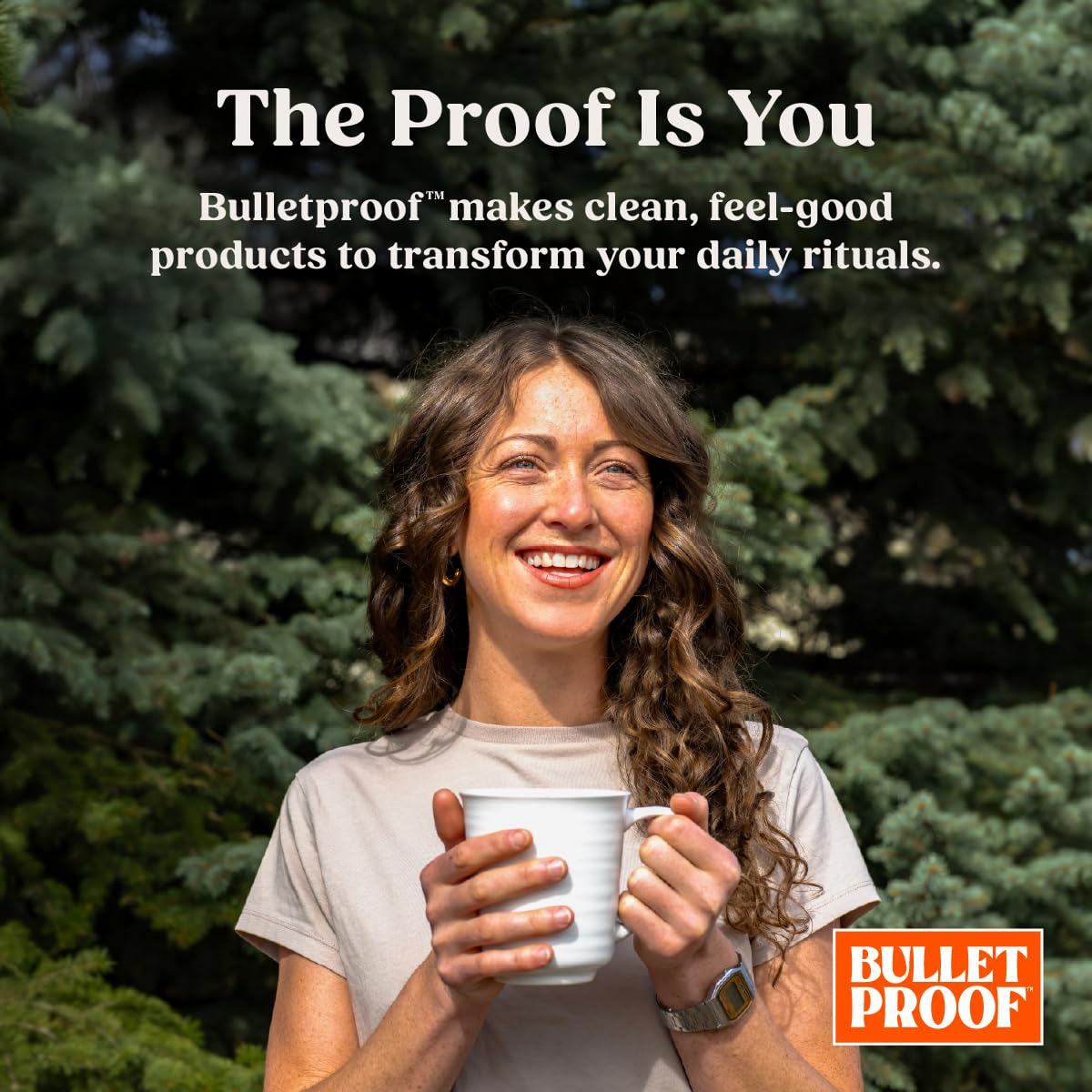 Bulletproof botella en mano para comparar tamaño y porción práctica