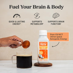 Bulletproof vertiendo aceite en café para energía matutina