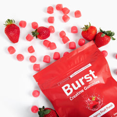 Burst Creatine gomita en mano para comparar tamaño y facilidad de uso