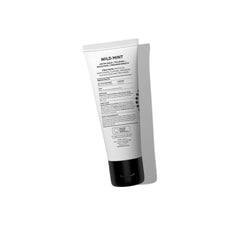 Escena de baño con productos Burst, sabor Wild Mint para aliento fresco