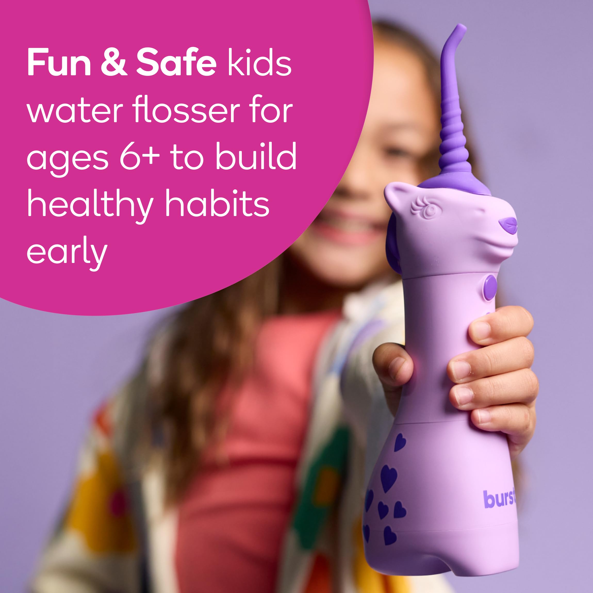 BURST irrigador en uso por niño en baño, limpieza interdental eficaz