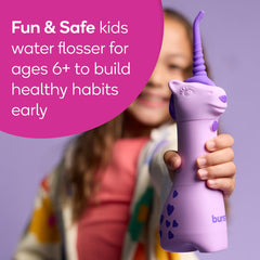 BURST irrigador en uso por niño en baño, limpieza interdental eficaz