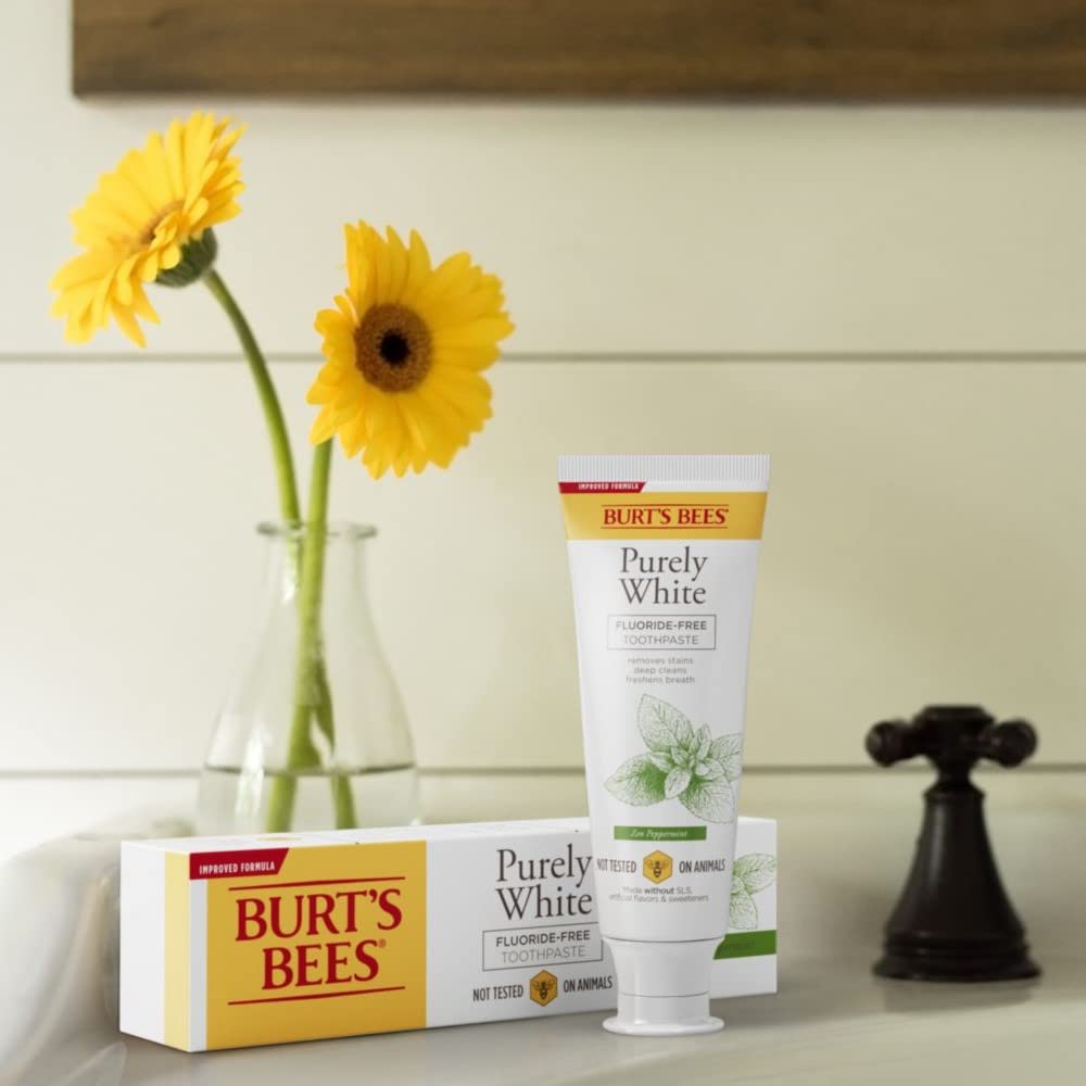 Burt's Bees tubo junto a mano para comparar tamaño y transporte práctico