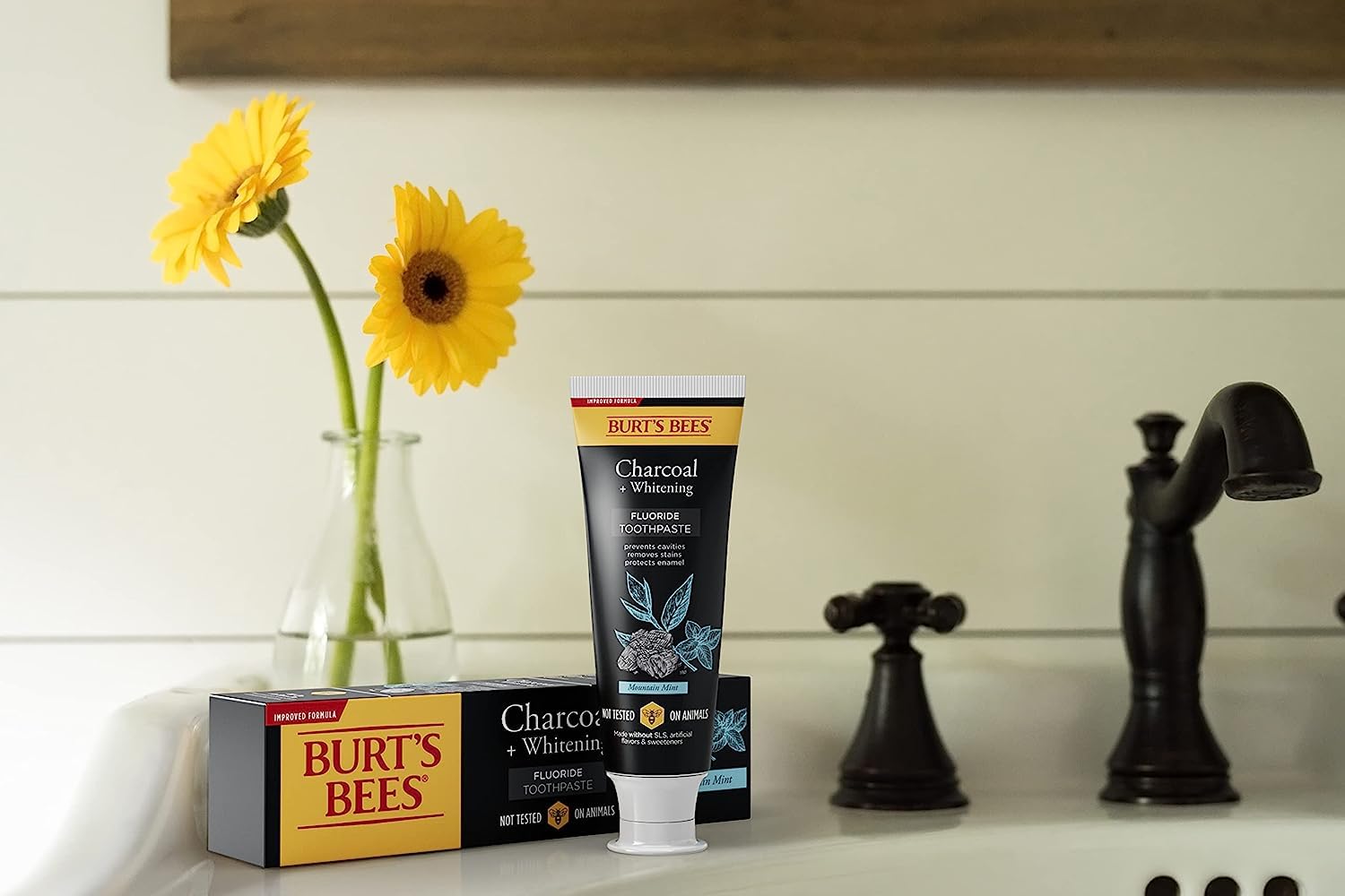 Burt's Bees tubo colocado en baño que sugiere uso cotidiano y naturalidad