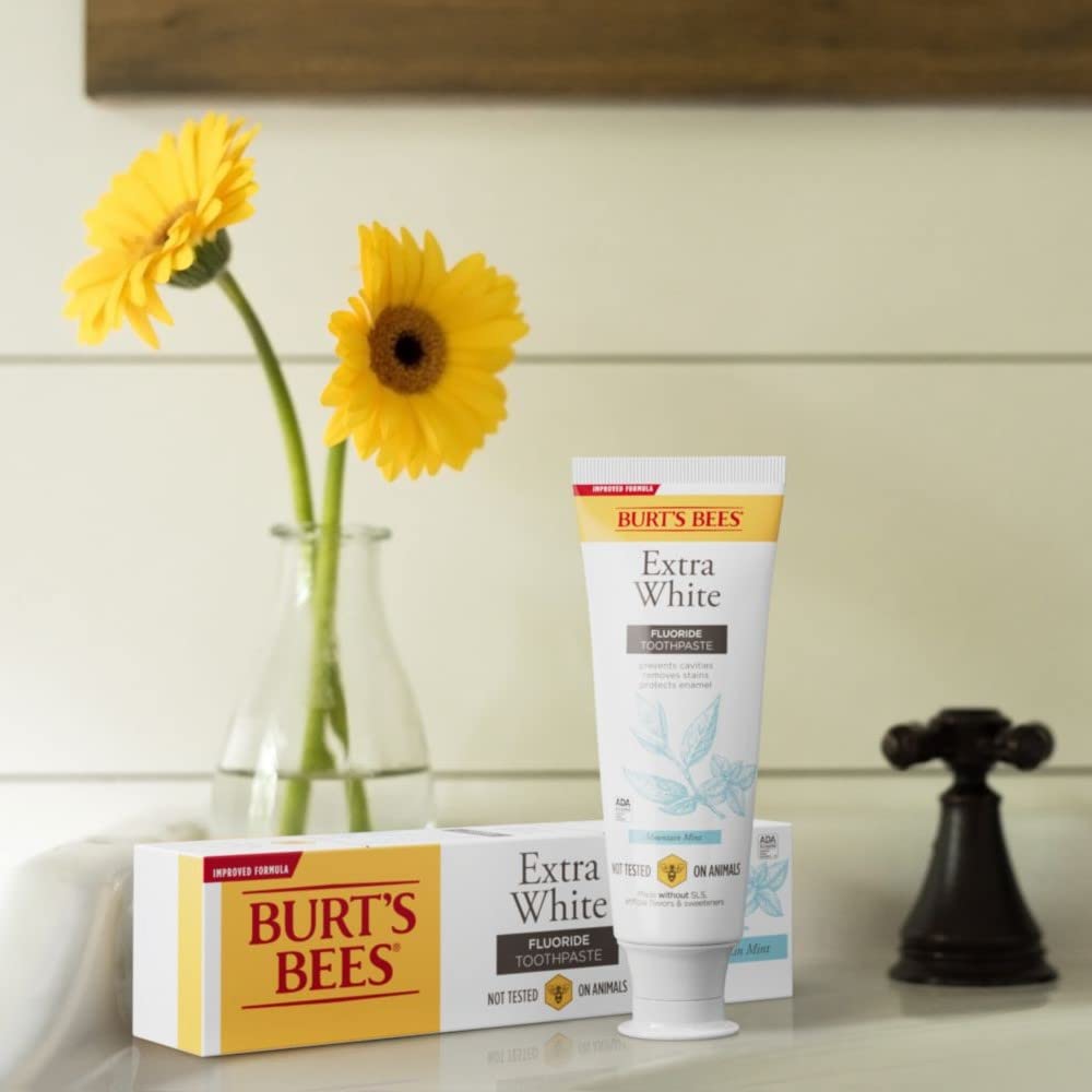 Burt's Bees tubo en baño minimalista, beneficio integración en rutina diaria